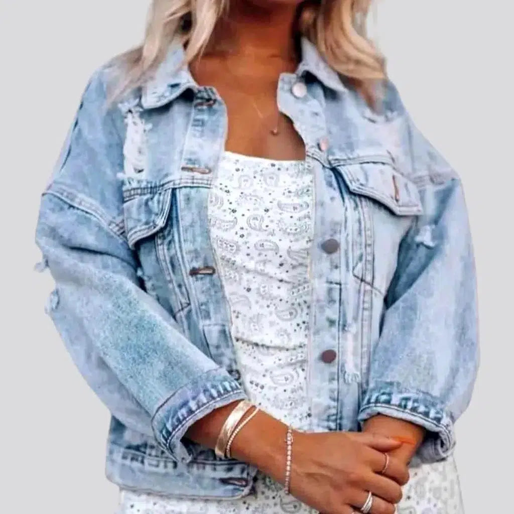 Effortless Looks Distressed light-wash jean jacket