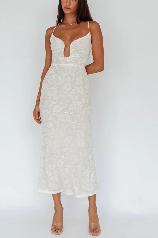 Breathable Style Victoria Floral Velvet Midi Dress In White